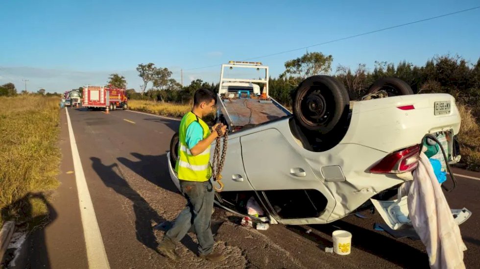 Família sai ilesa após capotamento de veículo na MS-338