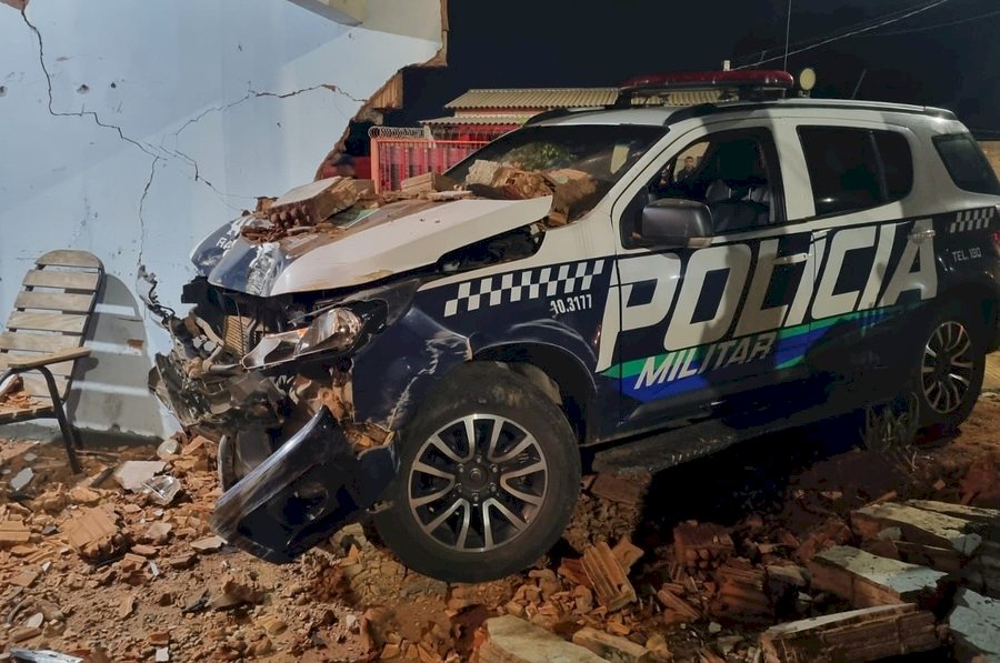 Nova Andradina - Viatura da Polícia Militar fica danificada ao bater em muro durante acompanhamento tático