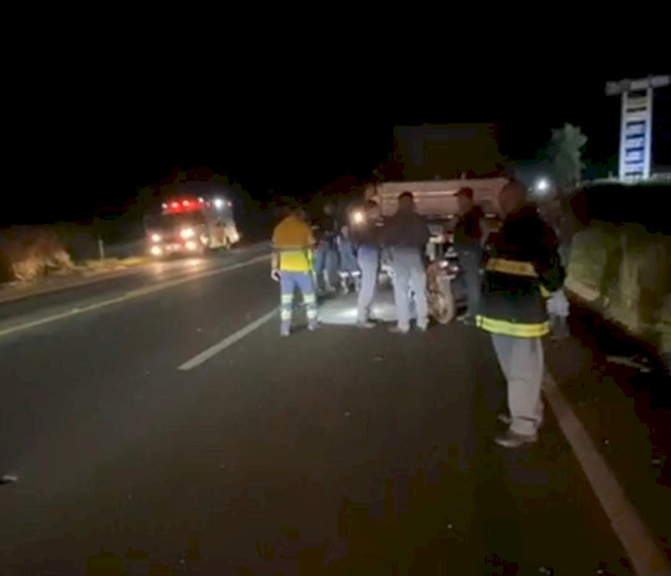 Motociclista morre após bater em carreta parada na noite deste domingo