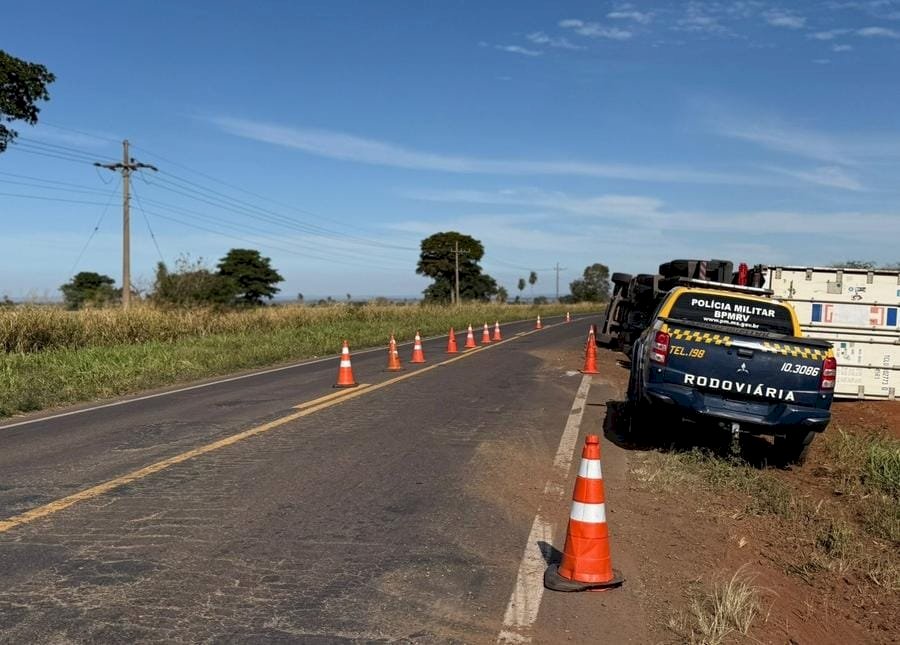 Motorista é socorrido por populares após container carregado de carnes tombar na MS-480