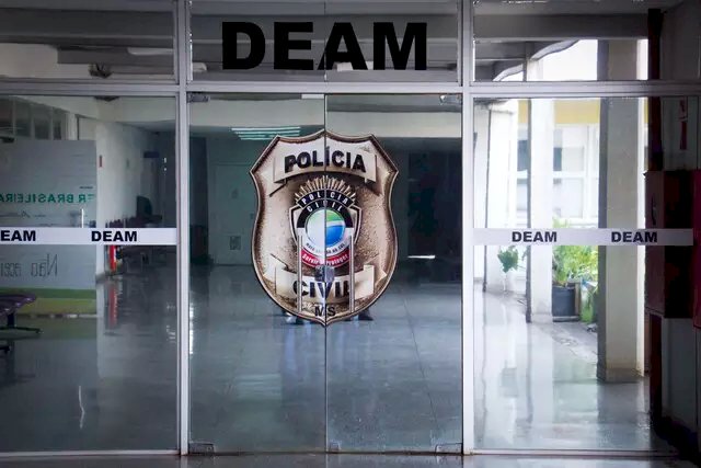 Mãe é esfaqueada na cabeça ao salvar filho de ataque do padrasto