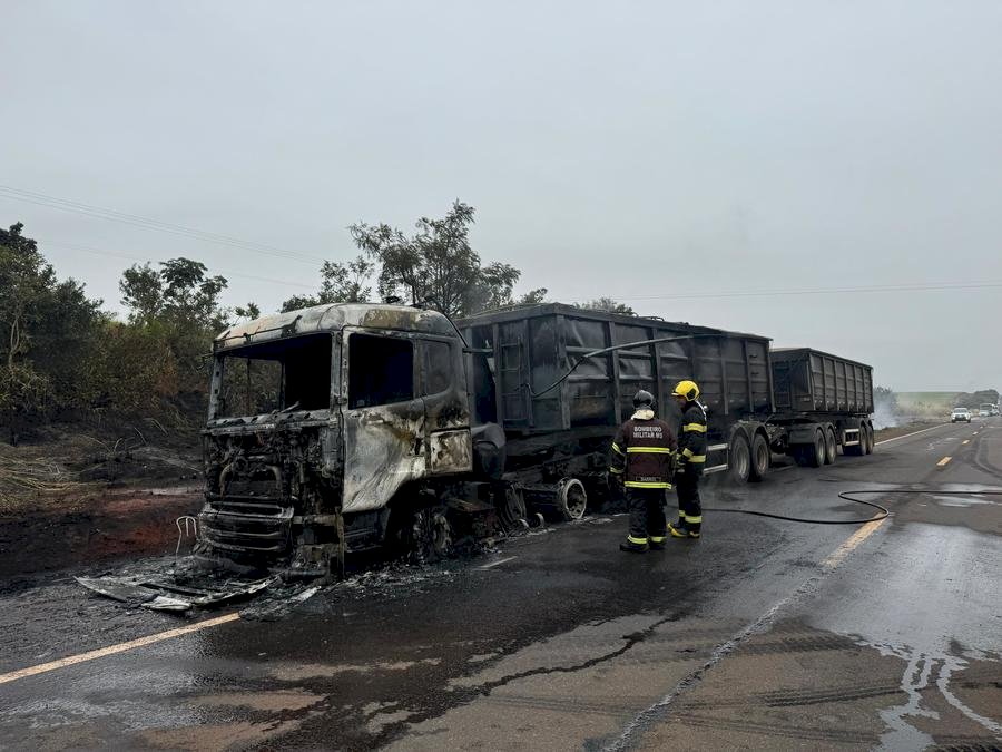 Carreta carregada de açúcar pega fogo após pneu estourar na MS-134 em Nova Andradina