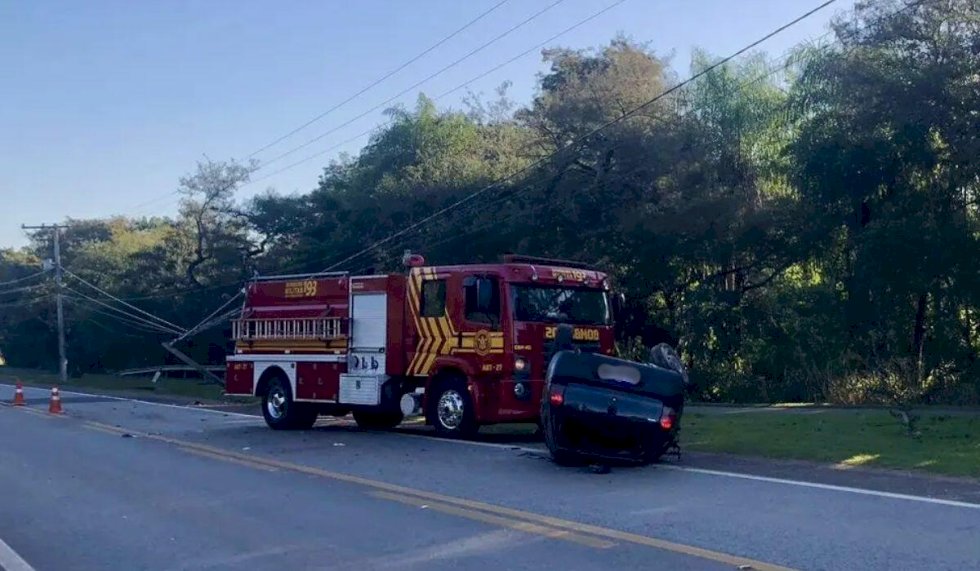 Adolescentes pegam carro escondido e capotam veículo na saída