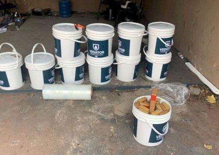 'Casa do tráfico' escondia mais de 2t de maconha em baldes de impermeabilizantes