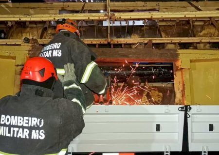 Polícia apreende drogas ocultas em máquina agrícola e pneus