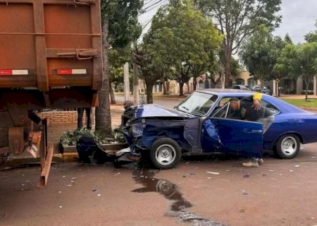 Acidente entre Opala e caminhão é registrado em cruzamento