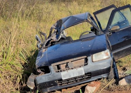 Idoso fica ferido em acidente entre carro e carreta na BR-262