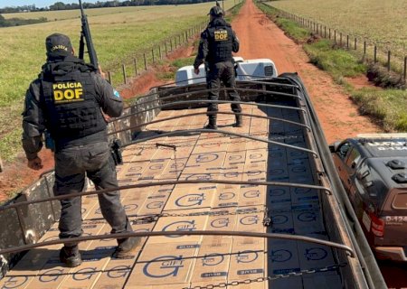DOF apreende carreta carregada com 25 mil pacotes de cigarros contrabandeados do Paraguai