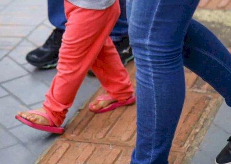 Padrasto tranca menina de 4 anos e a espanca com socos no rosto