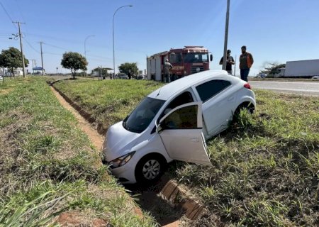 Onix é lançado para fora da pista após colisão com Corolla na BR-267