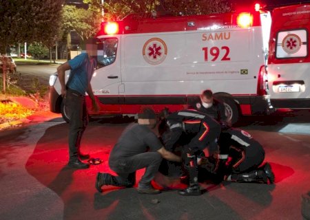 Casal fica ferido em colisão entre moto e carro em rotatória de Naviraí