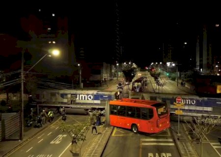 Ônibus biarticulado parte ao meio após colisão com trem e deixa 11 feridos