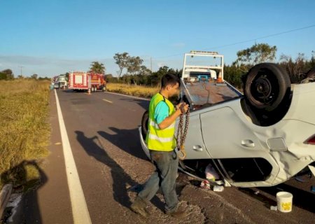 Família sai ilesa após capotamento de veículo na MS-338