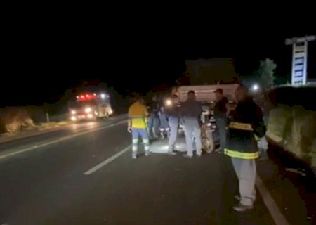 Motociclista morre após bater em carreta parada na noite deste domingo