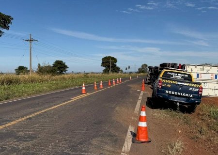 Motorista é socorrido por populares após container carregado de carnes tombar na MS-480