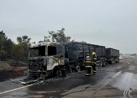 Carreta carregada de açúcar pega fogo após pneu estourar na MS-134 em Nova Andradina