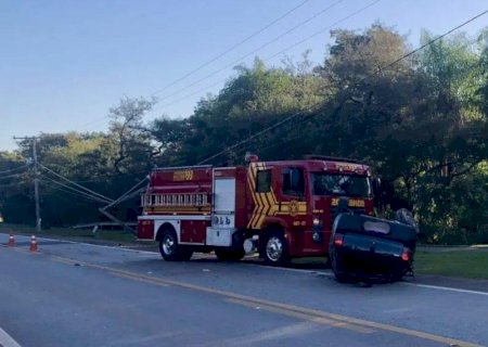 Adolescentes pegam carro escondido e capotam veículo na saída