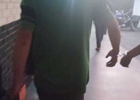 Jovem é preso após chegar em casa bêbado e espancar mãe acamada