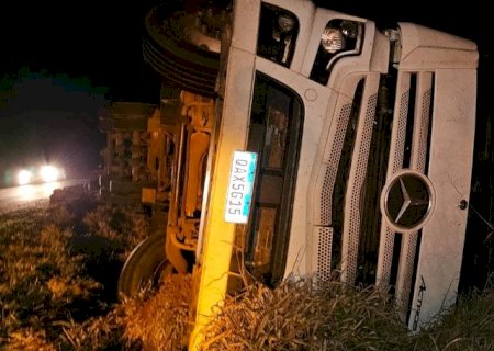 Carreta tomba na MS -162, e motorista é socorrido pelo Corpo de Bombeiros