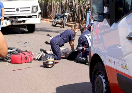 Motoentregador de 21 anos morre após colisão frontal com caminhão-guincho