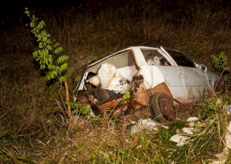 Carro com carretinha de milho cai em ribanceira após acidente na BR-060