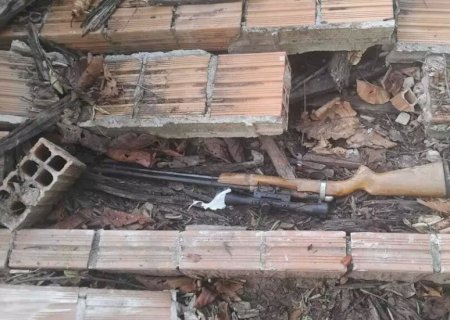 Mãe corre pela mata com filho para fugir de abusos e tiros de homem da internet