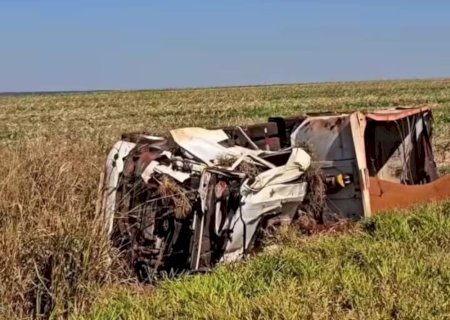 Caminhão carregado de milho tomba e motorista morre na MS-162