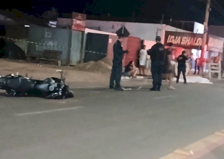 Motociclista morre ao bater em caçamba de entulhos