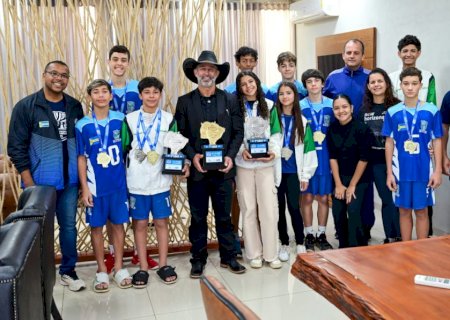 Prefeito Juliano Ferro recepciona atletas Ivinhemenses que foram destaques nos jogos escolares 2025