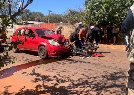 Motociclista fica em estado gravíssimo após ser arremessado sobre carro