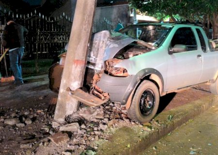 Acidente deixa motorista ferido após colisão com poste de alta tensão