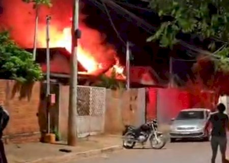 Tragédia em Inocência: Idosa morre em incêndio e vídeo gravado por morador mostra momento das chamas