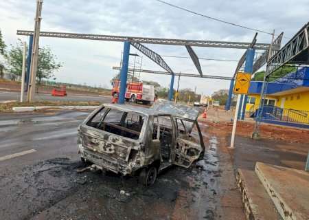 Ivinhema - Jovens moradores em Nova Andradina incendeiam carro apreendido por documentação irregular na BR -376 em frente a base da PRF