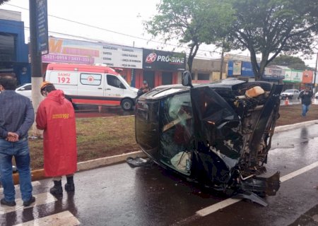 Mulher fica gravemente ferida após colisão entre carro de aplicativo e moto