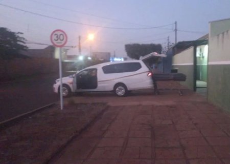 Homem é encontrado morto dentro de carro pelo próprio pai