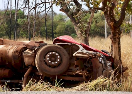 Carreta bate, pneu se solta e atinge carro na BR-163