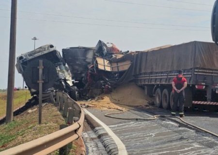 Colisão entre carretas, deixa um motorista morto e outro ferido na BR-262