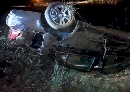 Nova Andradina - Capotamento na MS - 473 deixa uma jovem presa as ferragens