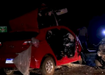Acidente com dois carros e uma moto deixa 5 mortos e 2 feridos