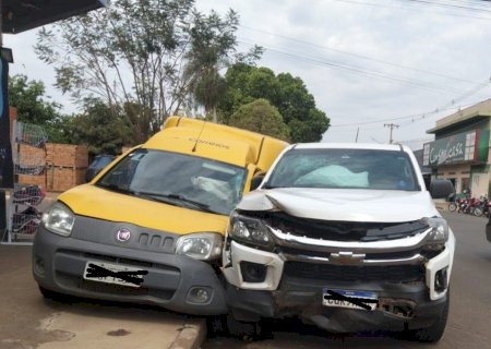 Carro dos Correios e caminhonete colidem em cruzamento de Nova Andradina