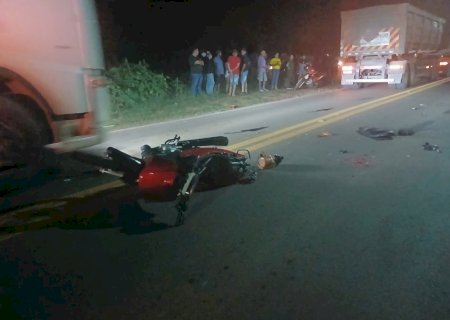 Duas motocicletas colidem, motociclista cai na pista e carreta passa por cima