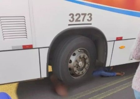 Pedestre fica gravemente ferido ao ser atropelado por ônibus