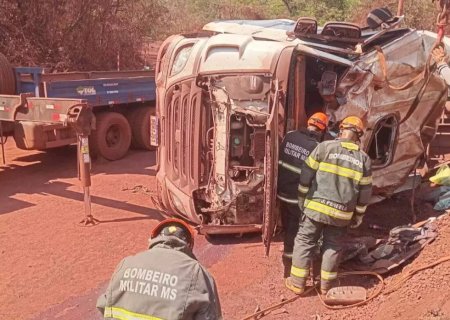 Caminhoneiro de 41 anos morre após carreta tombar em estrada