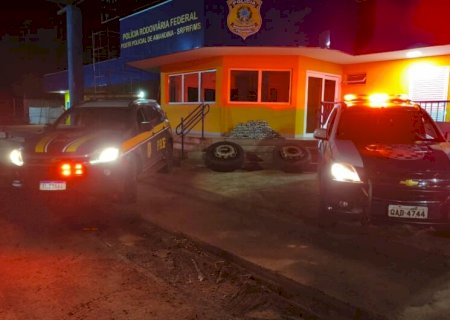 Ivinhema - PRF base de Amandina flagra e prende caminhoneiro transportando mais de 100 quilos de cocaína