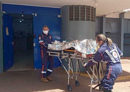 Motociclista fica gravemente ferido após colisão com caminhão