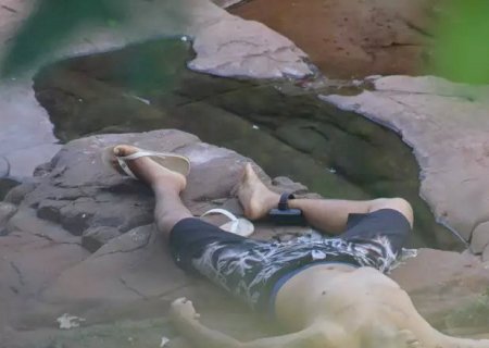 Homem é assassinado a tiros à luz do dia dentro do Rio Anhanduí