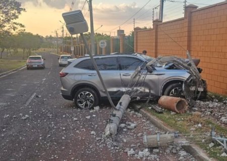 SUV de luxo colide em poste e para em muro