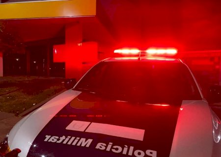 Homem tenta socorrer esposa que passou mal e leva uma cadeirada na cabeça