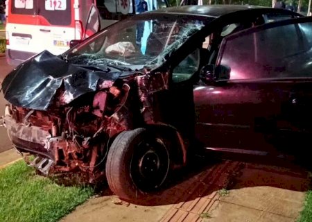 Veículo com jovens bate em muro e adolescente morre
