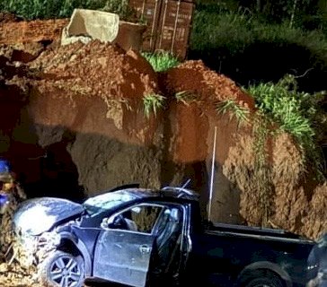 Motorista perde o controle e cai em cratera de obra após fugir da polícia
